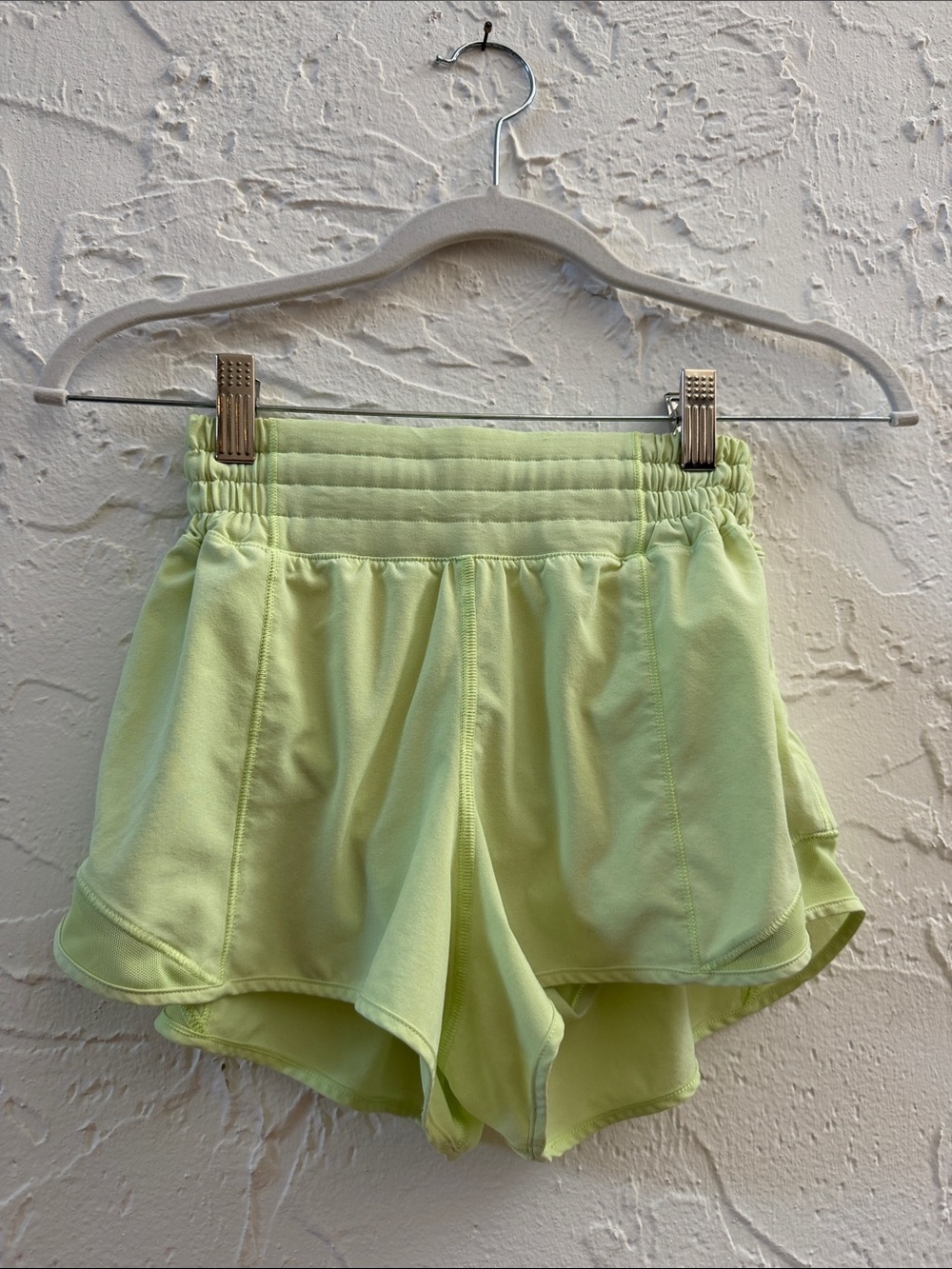 Luluelmon hotty hot shorts high rise 2.5 size 2